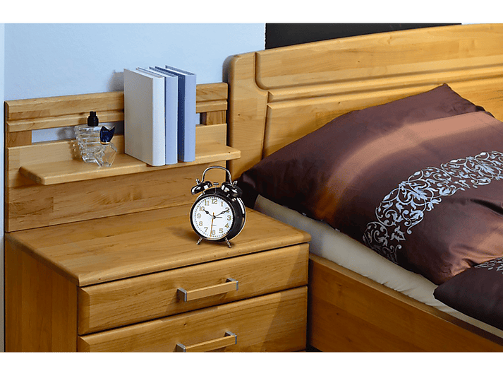 Une scène de chambre avec une table de chevet et un lit en bois. Une horloge et des livres.