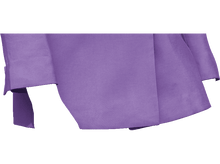 Charger l&#39;image dans la galerie, Une personne tenant une mallette noire descend des marches en pierre.
