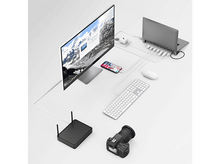 Charger l&#39;image dans la galerie, Une configuration avec un moniteur, un ordinateur portable, un téléphone, un clavier.
