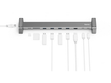 Charger l&#39;image dans la galerie, Un hub USB argenté avec plusieurs ports et câbles connectés, fond blanc.
