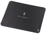 Tapis de souris noir avec texte blanc 'work in progress...' et un sablier.