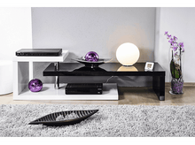 Charger l&#39;image dans la galerie, Salon moderne avec meuble TV noir et blanc, lampe et éléments décoratifs violets.
