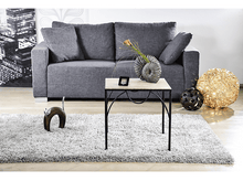 Charger l&#39;image dans la galerie, Salon avec canapé gris, table, tapis, décorations et peinture de paysage urbain.
