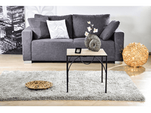 Charger l&#39;image dans la galerie, Un canapé gris, une table en bois et un tapis moelleux.
