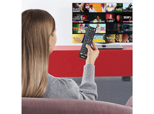 Charger l&#39;image dans la galerie, Une femme tient un outil de coiffure blanc, souriant à la caméra.
