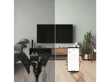 Charger l&#39;image dans la galerie, Une personne tient un téléphone et trois télécommandes. Une télévision est en arrière-plan.
