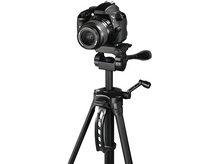 Charger l&#39;image dans la galerie, Appareil photo sur trépied. Appareil photo et trépied noirs avec une poignée. Fond blanc.
