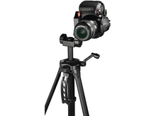 Charger l&#39;image dans la galerie, Appareil photo sur trépied. Appareil et trépied noirs, avec poignée de réglage.
