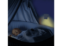 Charger l&#39;image dans la galerie, Bébé dormant dans un berceau avec une veilleuse éclairant le mur.
