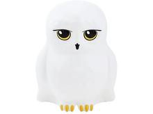 Charger l&#39;image dans la galerie, Une veilleuse blanche en forme de hibou avec des yeux et des pieds jaunes, conçue comme un personnage d&#39;Harry Potter.
