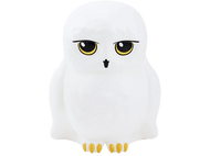 Une veilleuse blanche en forme de hibou avec des yeux et des pieds jaunes, conçue comme un personnage d'Harry Potter.