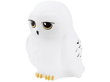 Charger l&#39;image dans la galerie, Une figurine de hibou blanc avec de grands yeux jaunes et des pieds dorés, en position assise.
