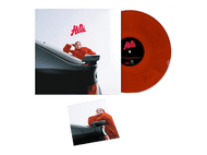 Femme en rouge appuyée sur une voiture. Disque vinyle rouge. Pochette d'album avec 'Hola' en rouge. Fond blanc.