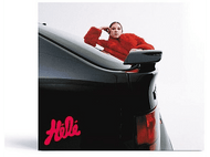 Pochette d'album. Une femme en manteau de fourrure rouge est appuyée sur une voiture. Texte: 'Hella'.