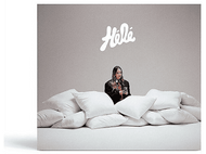 Couverture d'album avec une femme sur une surface blanche entourée d'oreillers. Le mot 'Hola' est au-dessus d'elle.