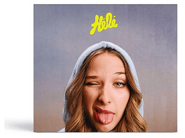 Une femme avec un sweat à capuche bleu fait un clin d