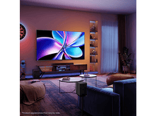 Charger l&#39;image dans la galerie, Salon avec une TV affichant de l&#39;art. Comprend une barre de son, des enceintes, des canapés et des tables.
