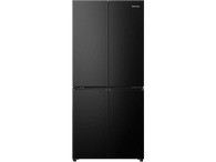 Réfrigérateur Hisense noir à quatre portes. C'est un appareil sur pied. Fond noir.