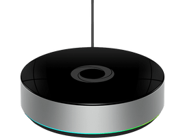 Un appareil domestique intelligent noir et argent avec un anneau lumineux, suspendu.