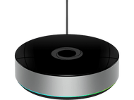 Un appareil domestique intelligent noir et argent avec un anneau lumineux, suspendu.