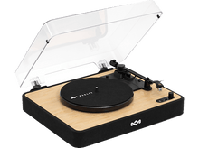 Charger l&#39;image dans la galerie, Platine vinyle avec couvercle ouvert, socle en bois, tourne-disque et bras noirs sur fond blanc.
