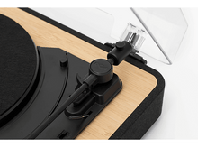 Charger l&#39;image dans la galerie, Gros plan d&#39;une platine avec bras noir, couvercle transparent et surface en bois.
