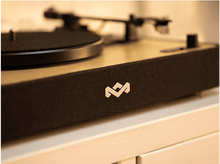 Charger l&#39;image dans la galerie, Platine vinyle avec disque noir, logo argenté et détails bois sur surface blanche.
