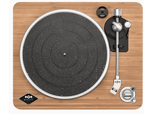 Charger l&#39;image dans la galerie, Platine vinyle en bois avec un disque vinyle noir et des commandes, sur fond blanc.
