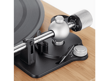 Charger l&#39;image dans la galerie, Gros plan sur un bras de platine avec une aiguille, un cadran argenté et une base en bois.
