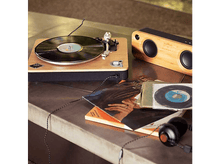 Charger l&#39;image dans la galerie, Platine, haut-parleur, disques et écouteurs sur une table.
