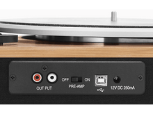 Charger l&#39;image dans la galerie, Gros plan du panneau arrière d&#39;une platine vinyle. Comprend sortie RCA, commutateur préampli, port USB et entrée d&#39;alimentation.
