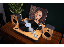Charger l&#39;image dans la galerie, Une platine vinyle avec vinyle, enceintes, et une pochette d&#39;album de Bob Marley sur une surface en bois.
