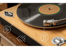 Charger l&#39;image dans la galerie, Une platine, avec un disque en cours de lecture. Le matériau en bambou et une étiquette sont mis en évidence.
