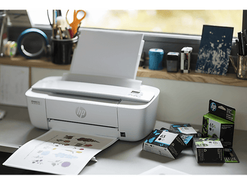 Imprimante HP blanche avec papier d'impression, cartouches d'encre et fenêtre en arrière-plan.