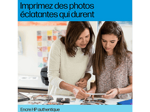 Charger l&#39;image dans la galerie, Femme et fille regardent des photos sur une table avec une imprimante HP en arrière-plan.

