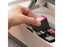 Charger l&#39;image dans la galerie, La main d&#39;une personne insérant une cartouche d&#39;encre magenta dans une imprimante.
