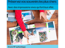 Charger l&#39;image dans la galerie, Mains arrangeant des photos dans un album photo, avec du texte en français sur la préservation des souvenirs.
