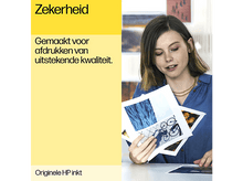 Charger l&#39;image dans la galerie, Femme tenant des photos, texte à gauche : &#39;Zekerheid&#39; et &#39;Gemaakt voor afdrukken van uitstekende kwaliteit&#39;.
