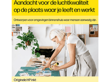 Charger l&#39;image dans la galerie, Femme à un bureau travaillant avec des photos. Texte : Attention à la qualité de l&#39;air dans votre espace de vie et de travail.
