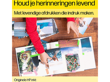 Charger l&#39;image dans la galerie, Mains d&#39;une personne arrangeant des photos dans un album avec du ruban washi coloré.
