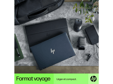 Charger l&#39;image dans la galerie, Un ordinateur portable est sur un bureau avec une housse, une souris, un chargeur et d&#39;autres accessoires.
