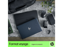 Charger l&#39;image dans la galerie, Un ordinateur portable, une souris, un chargeur et un sac sont sur une table. Texte vert et blanc en bas.
