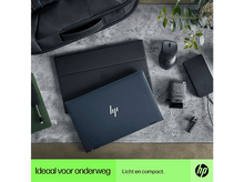 Charger l&#39;image dans la galerie, Ordinateur portable sur une table avec accessoires, et le texte &#39;Idéal pour le déplacement&#39; et &#39;léger et compact&#39;.
