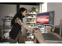 Charger l&#39;image dans la galerie, La main d&#39;une personne touchant un écran d&#39;ordinateur.
