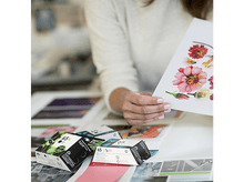 Charger l&#39;image dans la galerie, Une personne tenant une impression avec des fleurs, avec des cartouches d&#39;encre devant.
