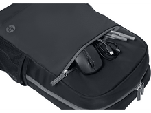 Charger l'image dans la galerie, Gros plan sur la poche avant d'un sac à dos noir. À l'intérieur se trouvent une souris, des câbles et des stylos.
