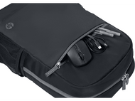 Gros plan sur la poche avant d'un sac à dos noir. À l'intérieur se trouvent une souris, des câbles et des stylos.