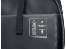 Charger l'image dans la galerie, Un sac à dos HP gris foncé avec une étiquette indiquant qu'il est fabriqué à partir de bouteilles d'eau recyclées.
