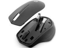 Charger l'image dans la galerie, Souris sans fil noire démontée, révélant batterie, récepteur USB et molette.
