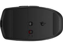 Charger l&#39;image dans la galerie, Le dessous d&#39;une souris d&#39;ordinateur noire montrant l&#39;interrupteur d&#39;alimentation et la zone du capteur.
